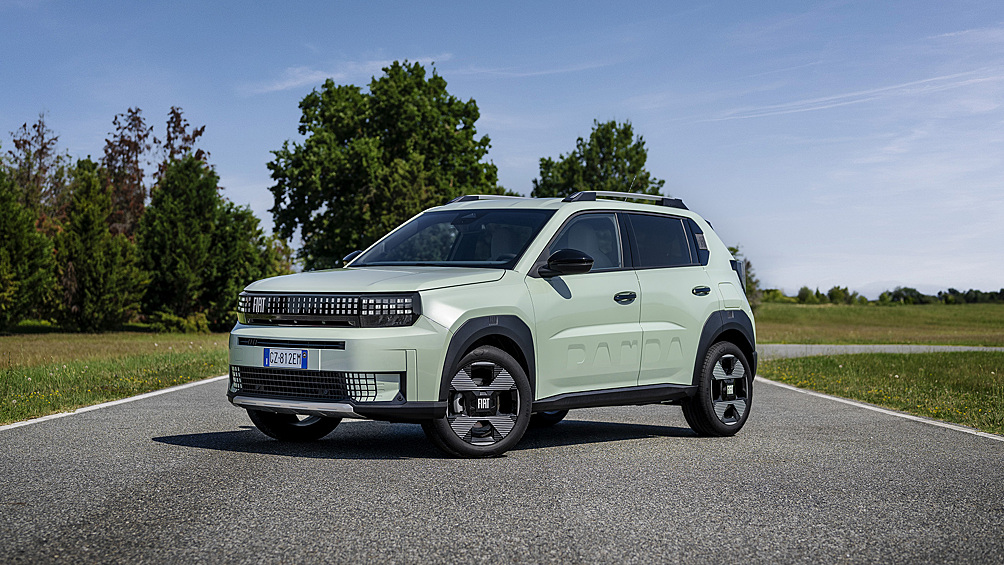 Хэтчбек Fiat Grande Panda, который поступил в продажу в полностью электрической и гибридной версиях, обзавёлся базовой модификацией с ДВС. Автомобиль получил 100-сильный бензиновый турбомотор 1.2 в сочетании с 6-ступенчатой механикой.