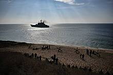 Российский военный корабль отбил ракетную атаку в Крыму. Из-за упавших осколков снаряда на судне началось возгорание