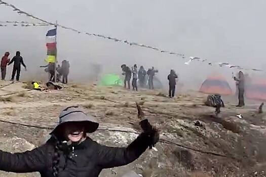 Тысячи туристов эвакуировались с гор в Непале из-за снегопадов и попали на видео