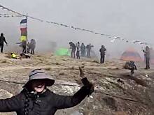 Тысячи туристов эвакуировались с гор в Непале из-за снегопадов и попали на видео