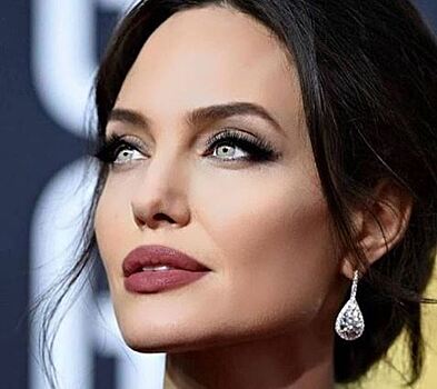 Хищное черное платье Анджелины Джоли: внимание на деталь!