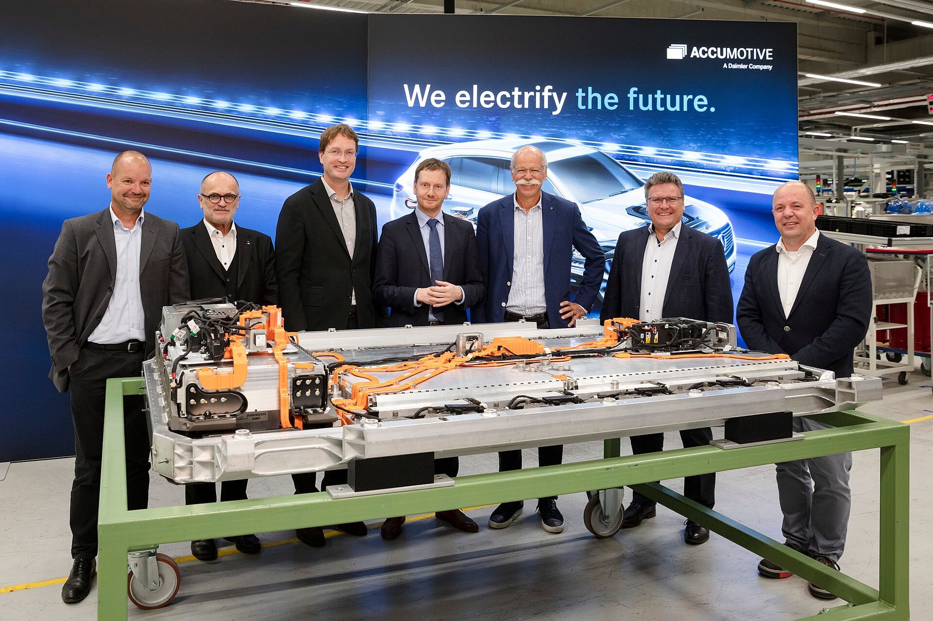 Mercedes начнет выпускать электрический EQC в середине 2019 года