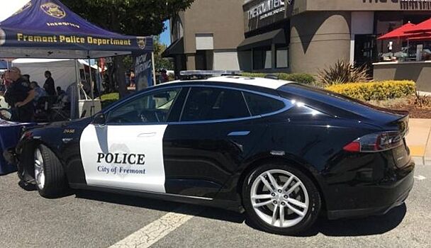 Полицейская Tesla разрядилась во время погони
