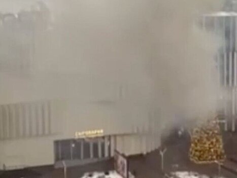 Около 300 человек эвакуировали из ТРЦ "Хорошо" в Москве из-за пожара на крыше