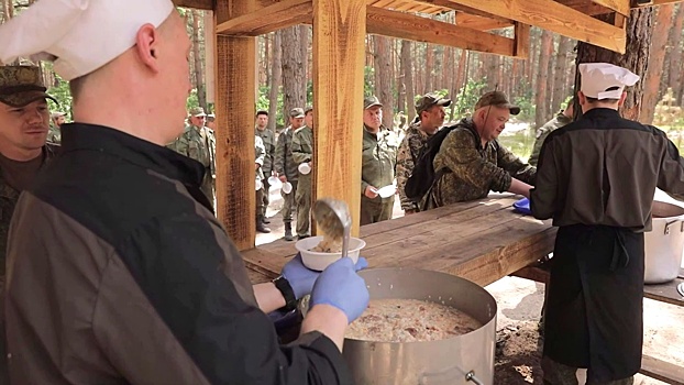 Домашний хлеб и рассольники: какое меню предлагают российским бойцам на полевых кухнях в зоне СВО