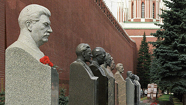 Жириновский осудил желание возлагать цветы к могиле Сталина