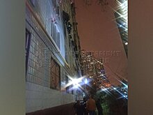 Спасатели помогли женщине, висевшей вниз головой в окне дома в Москве