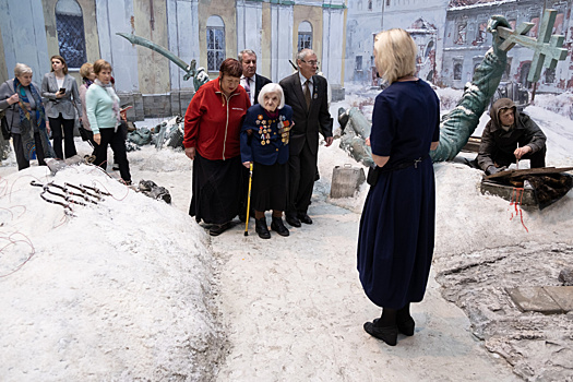 Для 100-летней участницы войны провели экскурсию в Музее Победы