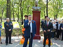 В торжественном открытии скульптуры Трофимову приняли участие ветераны, школьники, жители и гости Южнопортового