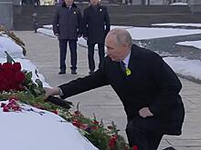 Путин приехал на могилу брата