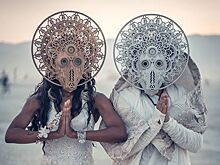 Свадьба в футуристическом стиле на фестивале Burning Man