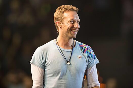 Во время концерта Coldplay зрители подняли на сцену поклонника в инвалидном кресле