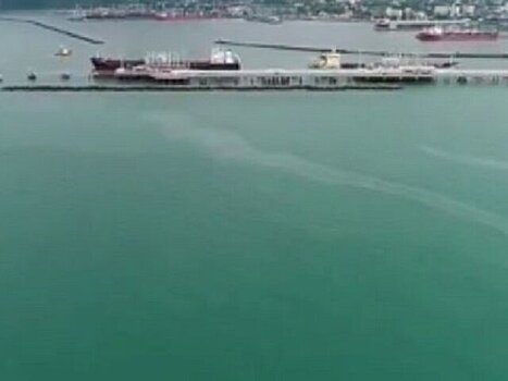 Житель Туапсе рассказал, как заметил разлив нефти у берегов города