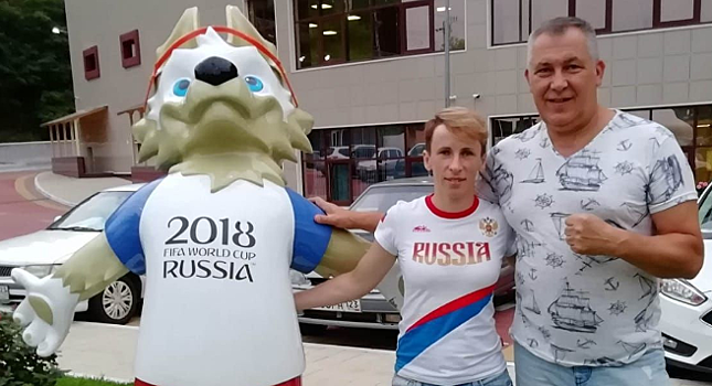 Чемпионка мира по боксу Елена Савельева провела урок в пушкинской школе №14
