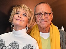 Юлия Высоцкая показала нежное фото поцелуя с мужем Андреем Кончаловским на улицах Парижа