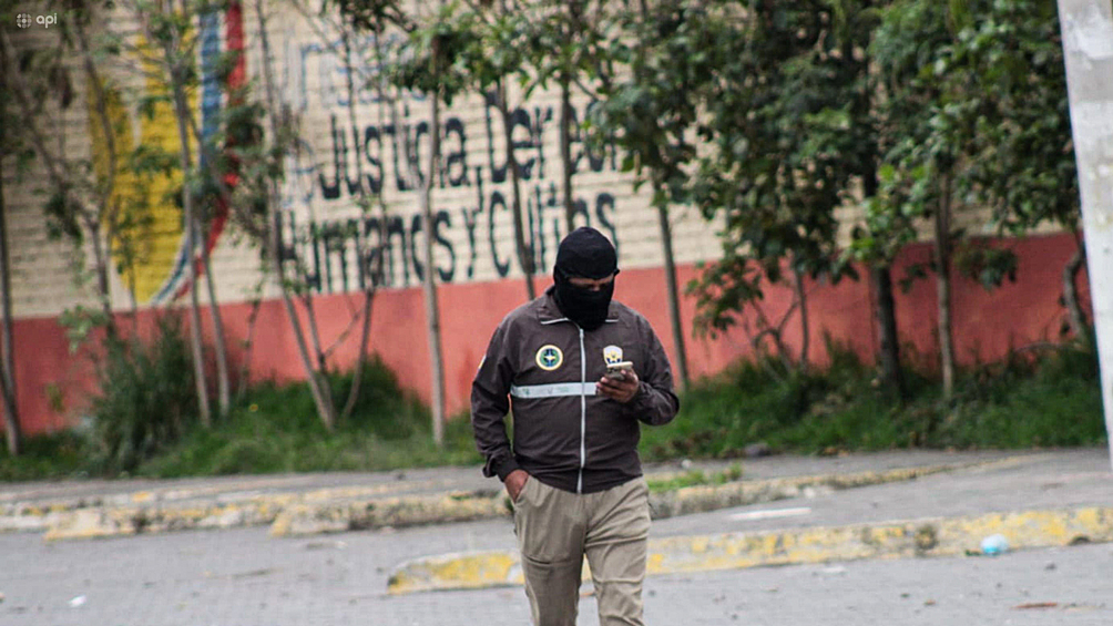 Сотрудник одного из силовых ведомств Эквадора во время патрулирования улиц