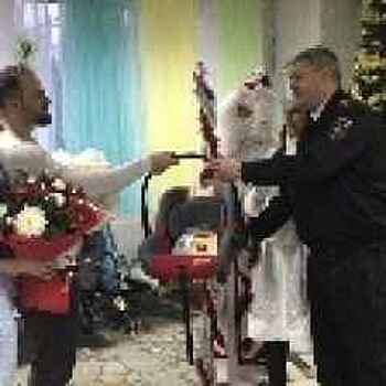 Участники дорожного движения получили поздравления от полицейского Деда Мороза в Приморье