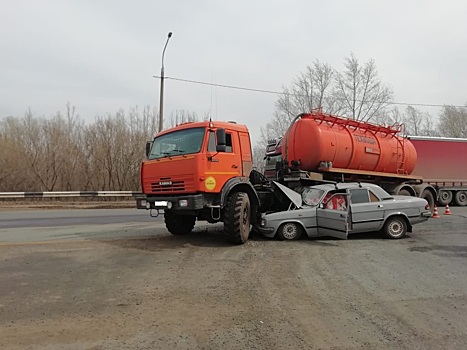 В Оренбурге на Терешковой «Волга» въехала в «Камаз»