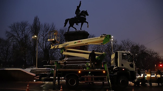 В Киеве приступили к сносу памятника командиру Гражданской войны Николаю Щорсу