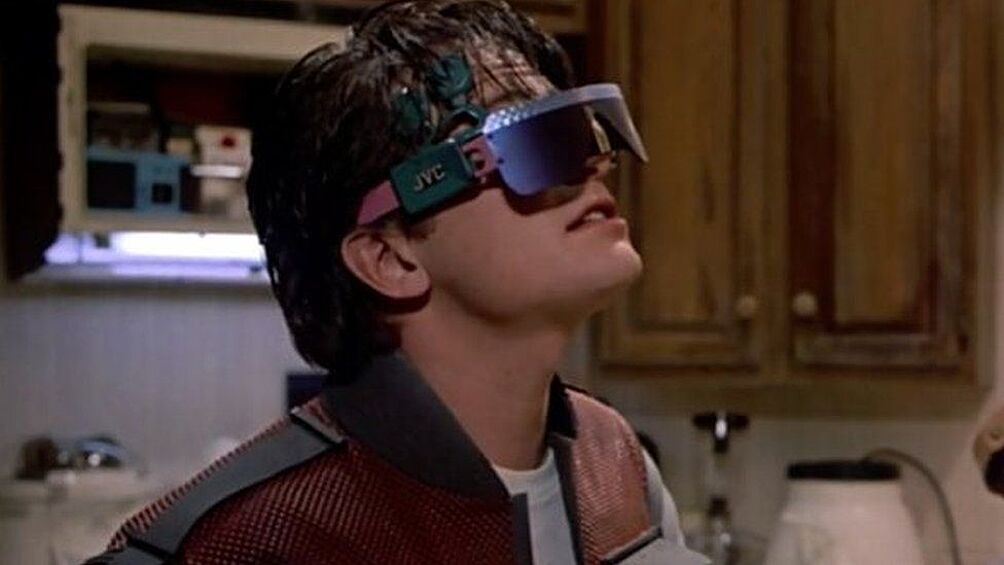 Очки виртуальной реальности. Марти-младший не снимает VR-очки даже за столом. Google и Apple обещают представить похожие уже в 2022 году.
