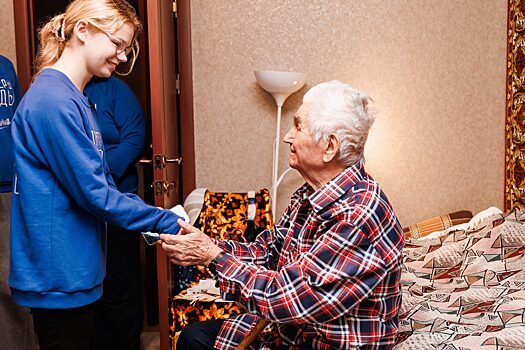 Волонтеры Победы поздравили ветерана Григория Гребенюка с 102-летием