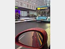 Российский грузчик чудом увернулся от столкновения с автобусом и попал на видео