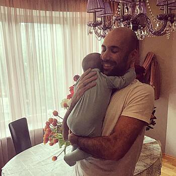 Хореограф Евгений Папунаишвили порадовал поклонников чувственным снимком с маленькой дочкой