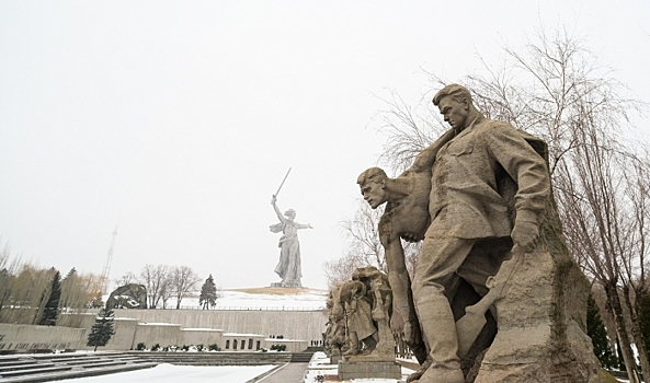 Мамаев курган со скульптурой Родины-матери в Волгограде засыпало снегом