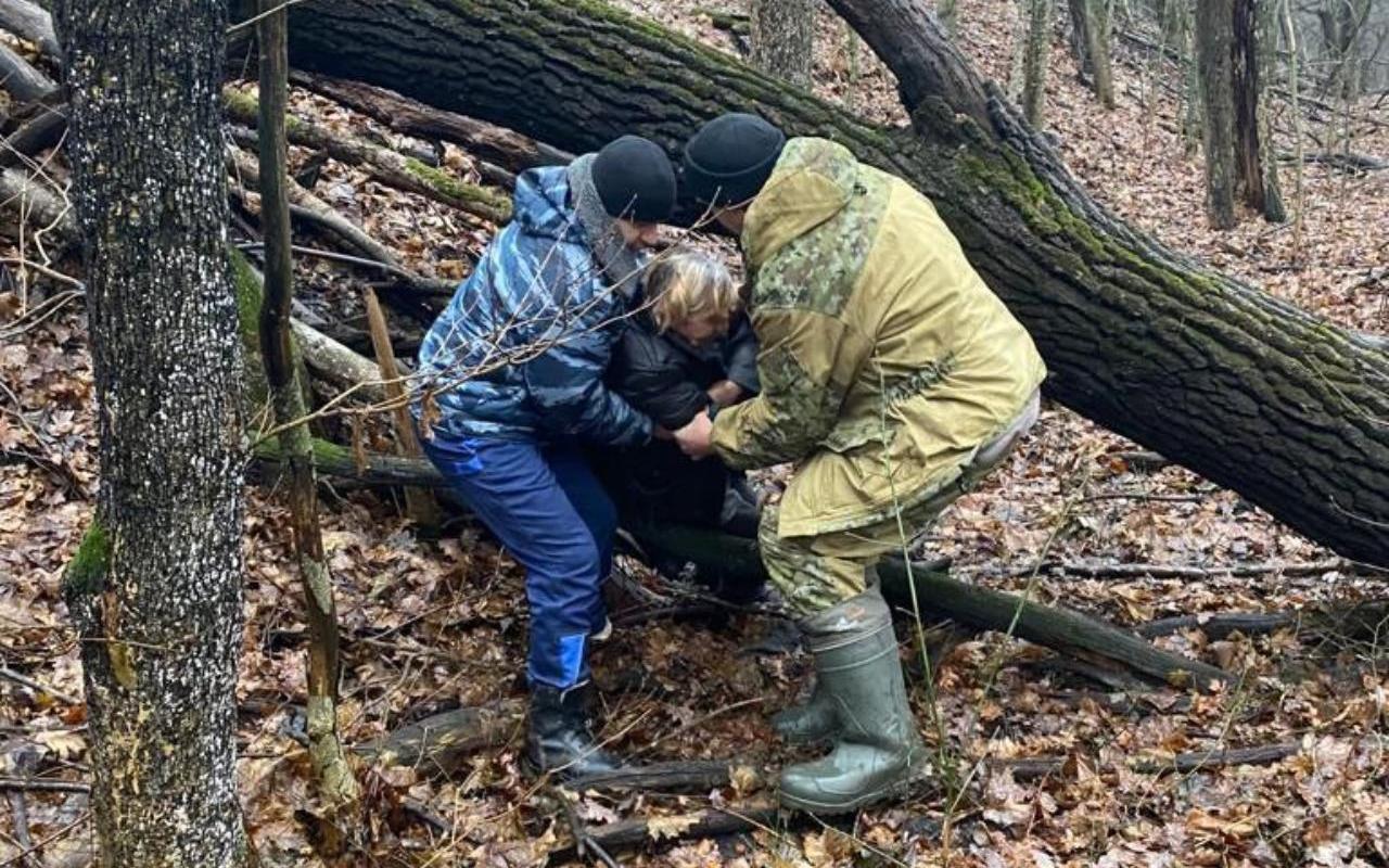 В Белгородской области полицейские отыскали в лесу пропавшую пенсионерку, страдающую потерей памяти