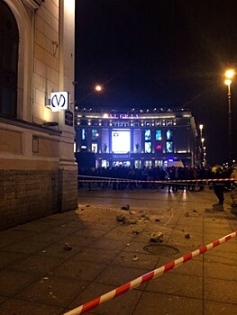 СМИ: в Петербурге на Московском вокзале кусок фасада упал на мужчину