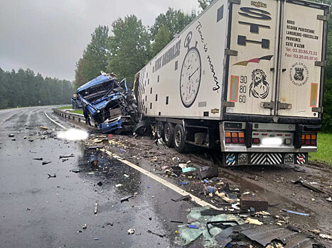 В Красноярском крае два человека погибли при столкновении грузовиков