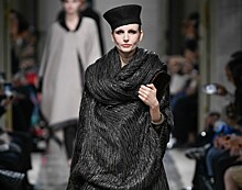Строгие костюмы, мрачные цвета и брюки галифе: смотрим новую коллекцию Giorgio Armani Resort 2020