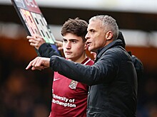 Он обожал серию FIFA и играл в команде блогеров. Теперь он профессионал и имеет свою карточку в игре