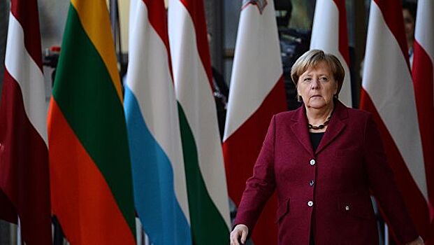 Меркель назвала умение справляться с фейками ключевым для безопасности
