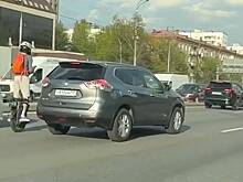 Мужчина на моноколесе устроил скоростной заезд по ТТК, попутно глядя в телефон