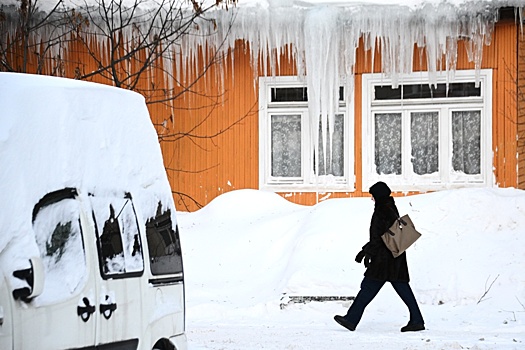 МЧС сообщило, к каким последствиям привел сход снега с крыш за неделю