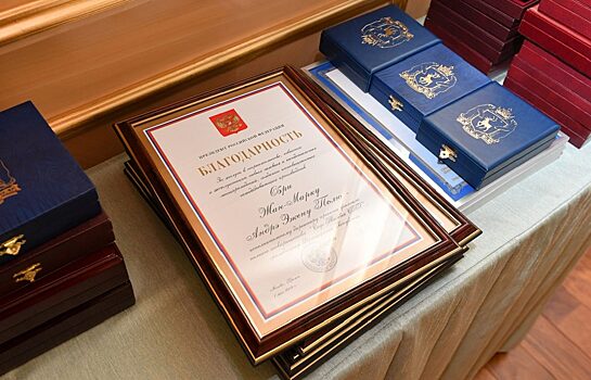 Глава Ямала Дмитрий Артюхов вручил награды за вклад в развитие округа