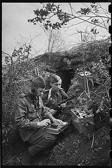 Переносная рация за работой. Южный фронт, 1944 год
