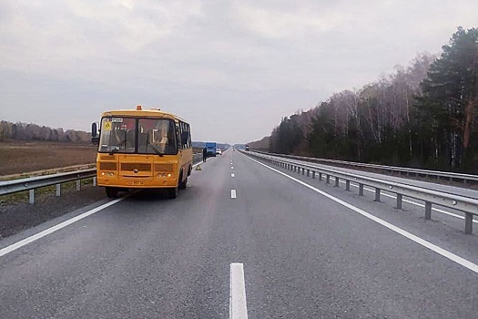 На трассе Екатеринбург-Тюмень школьный автобус попал в ДТП