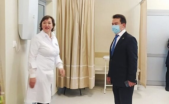 "Теперь хотя бы к платным врачам ездить не будем": в новую амбулаторию Куюков приехал глава Минздрава