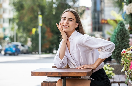 С чем носить летом мужскую белую рубашку: стильные советы для женщин