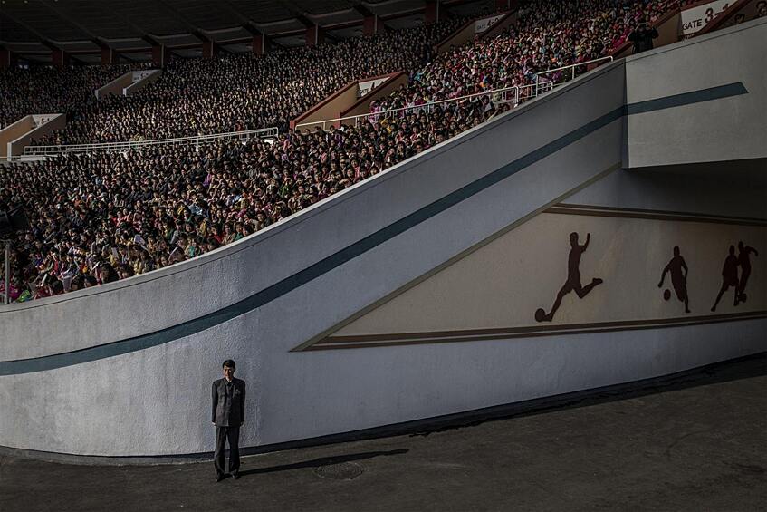 Зрители ожидают начала соревнований на стадион имени Ким Ир Сена в Пхеньяне. Категория «Проблемы современности»