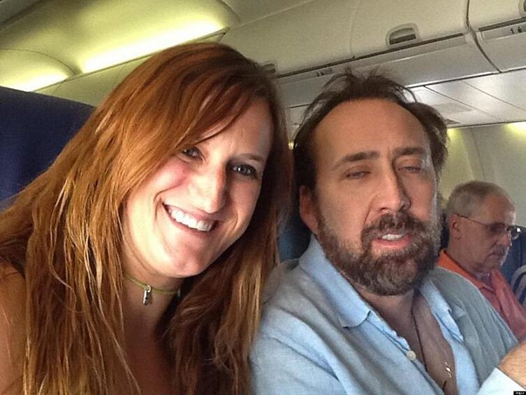 Эту фотографию сделала поклонница Кейджа, когда поняла, что сидит в самолете рядом с любимым актером. Но, очевидно, что он не был готов к селфи… Или только проснулся.