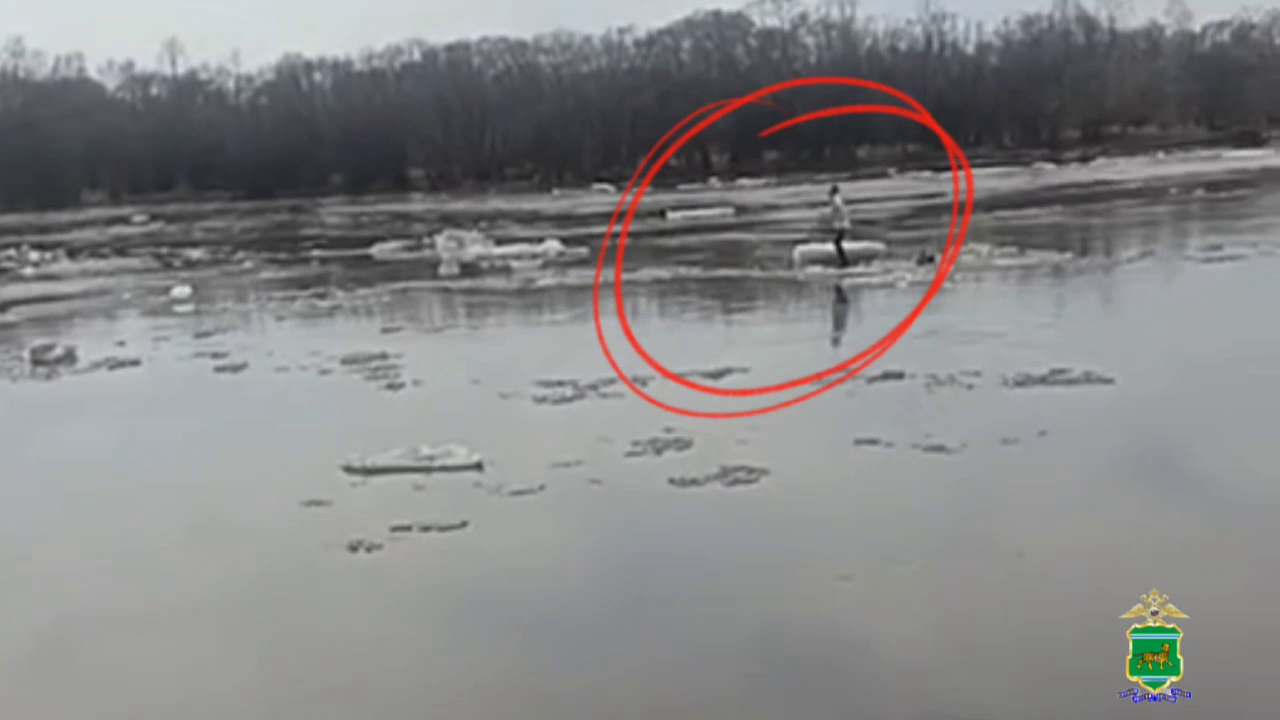 Полицейские ЕАО с помощью беспилотника установили местонахождение дрейфующего на льдине мужчины