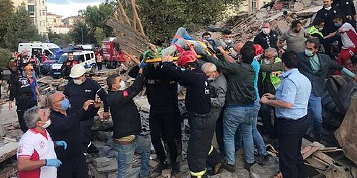 Из-под завалов в Измире спасатели вытащили 70 человек