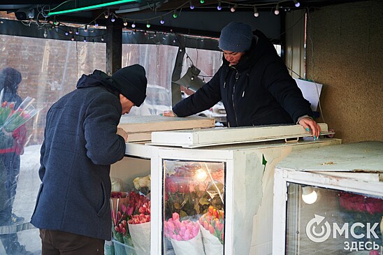 В спешке, но с блеском в глазах. Как омичи готовились к 8 Марта