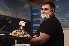 Новосибирский депутат подарил ГК «ВИС» торт «Мусорные развалины» — что за намек?