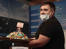 Новосибирский депутат подарил ГК «ВИС» торт «Мусорные развалины» — что за намек?