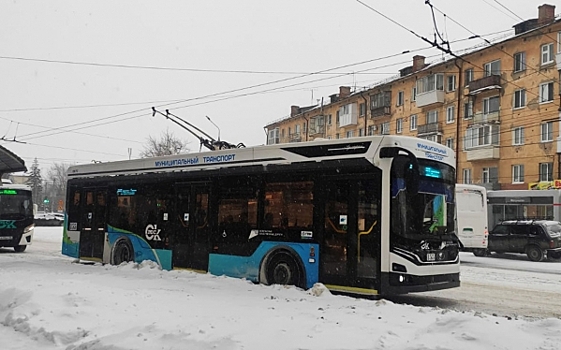 Троллейбус с людьми загорелся на дороге в Иркутске