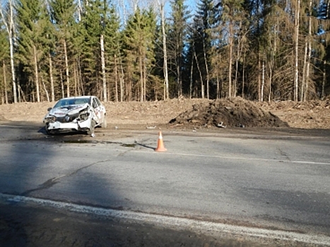 Груда земли на обочине дороги стала причиной аварии под Костромой